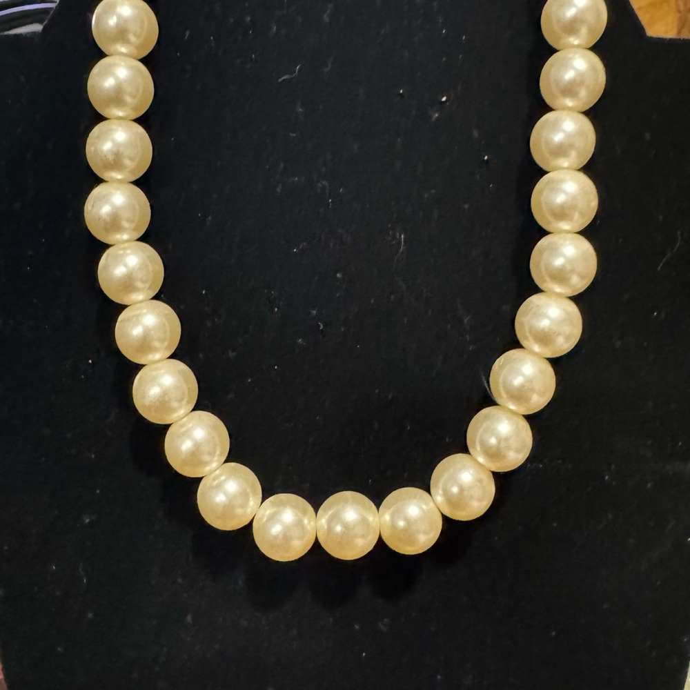 9" Elegant Cream faux Pearl Necklace